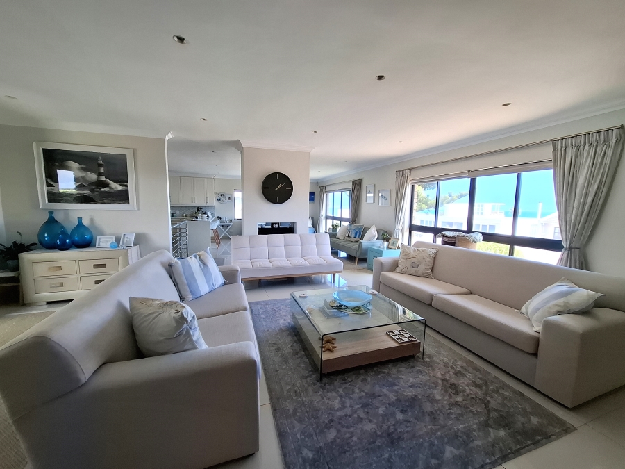 To Let 4 Bedroom Property for Rent in Bloubergstrand Western Cape